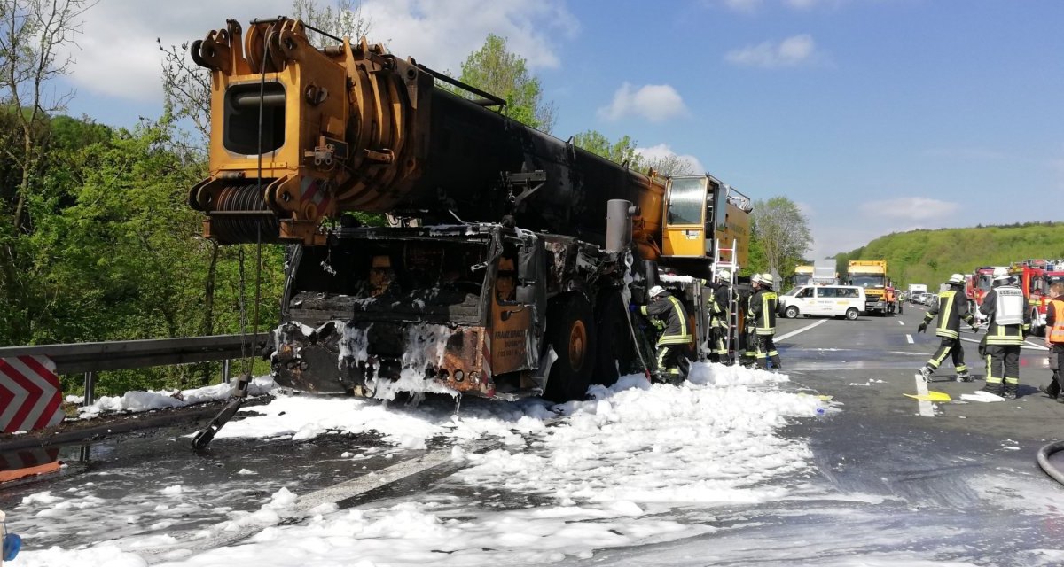 a45 kran brennt stau.jpg