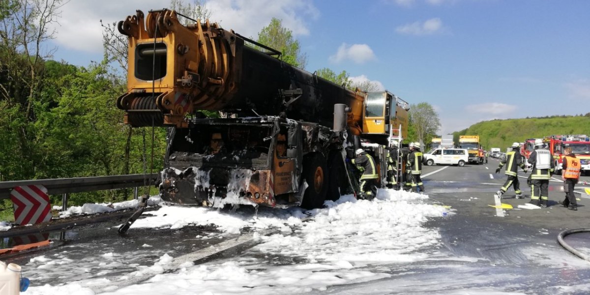 a45 kran brennt stau.jpg