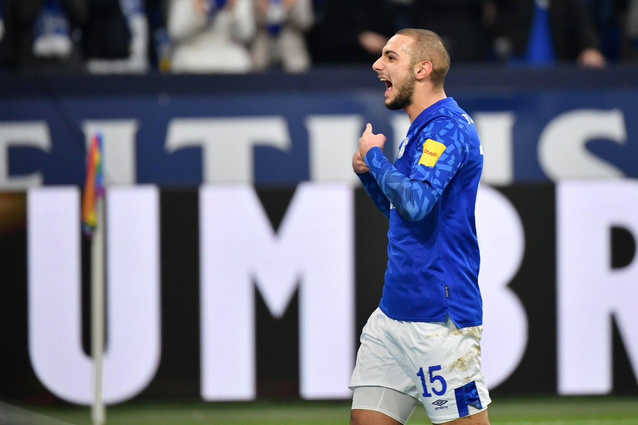 Ahmed Kutucu läuft nach seinem Tor vor die Schalker Nordkurve und formt mit seinen Fingern ein "Z".