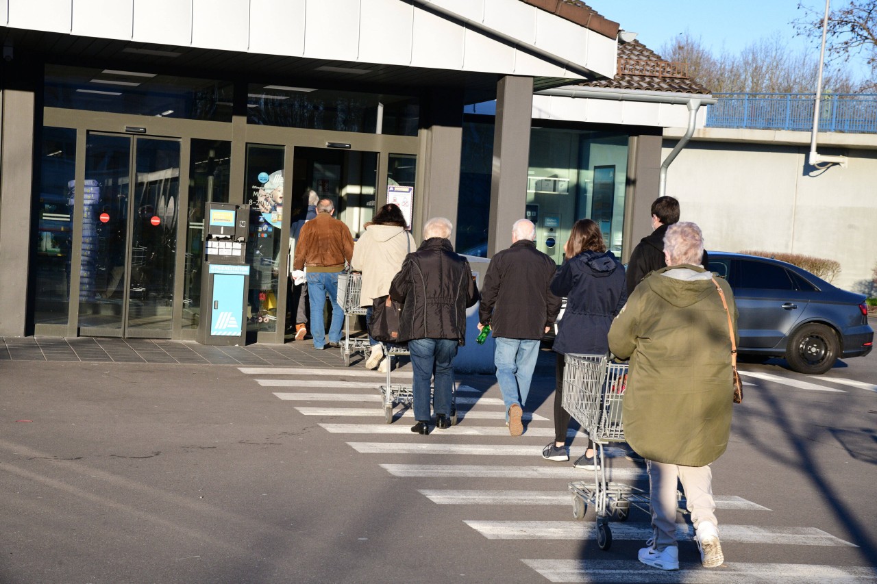 Bei Rewe, Edeka, Aldi, Lidl & Co könnte ein Einkauf bald ohne Einkaufwagen möglich sein. (Symbolbild)