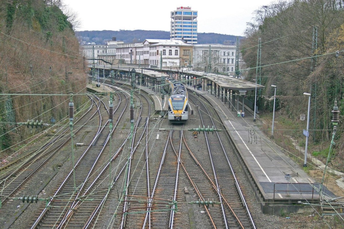 bahnhof_wuppertal_hbf_07_bahnsteige~c8c3c6cb-7a81-4f8a-8032-227ae1c18086.jpg