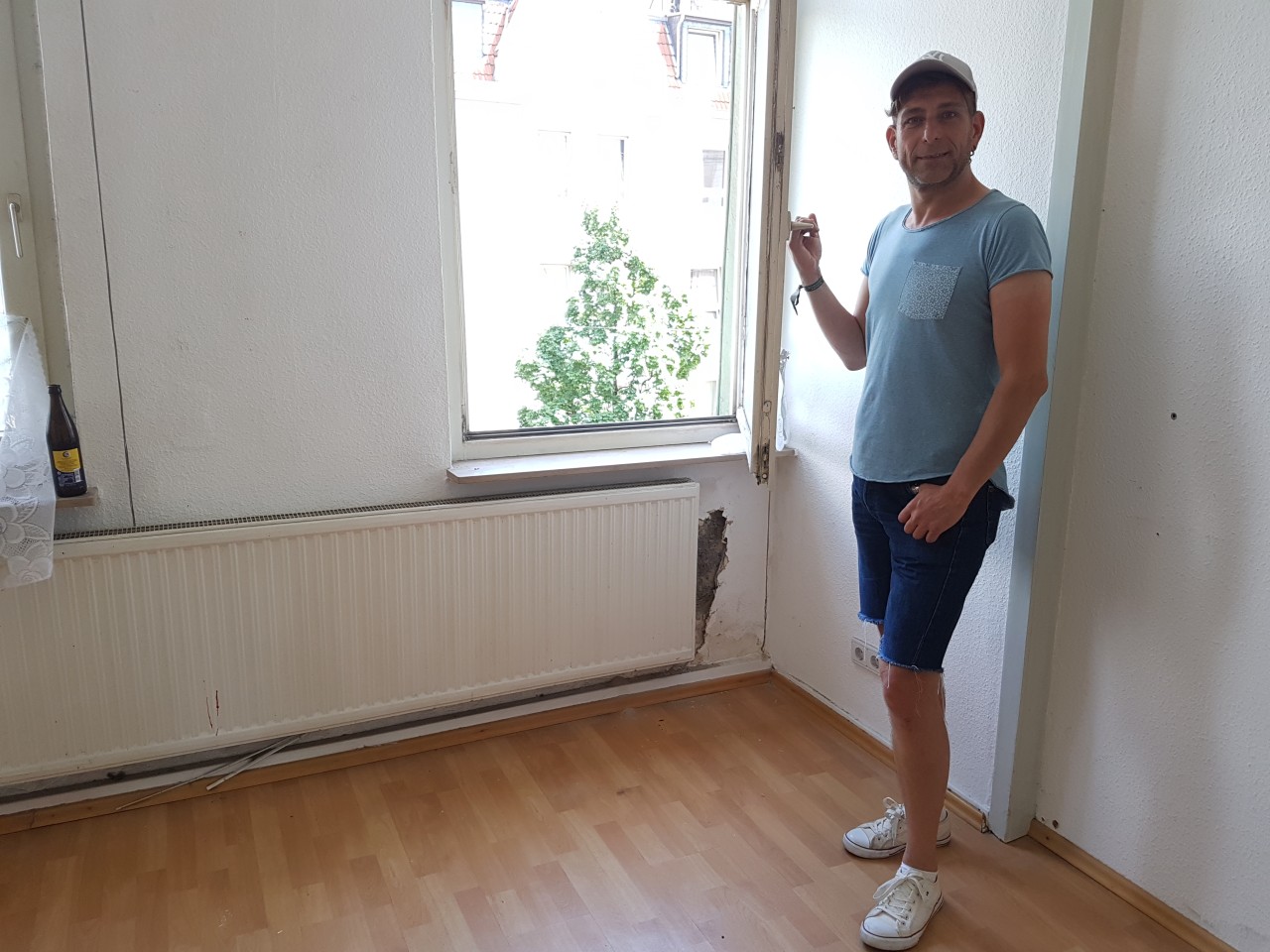 Oli Meyer (48) steht in seiner alten Wohnung. 