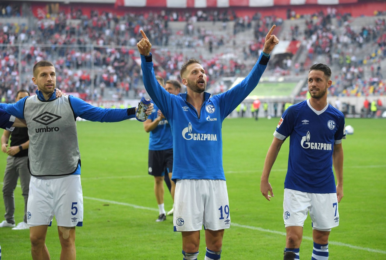 Guido Burgstaller und Co. feierten nach Abpfiff ausgelassen mit den Fans.