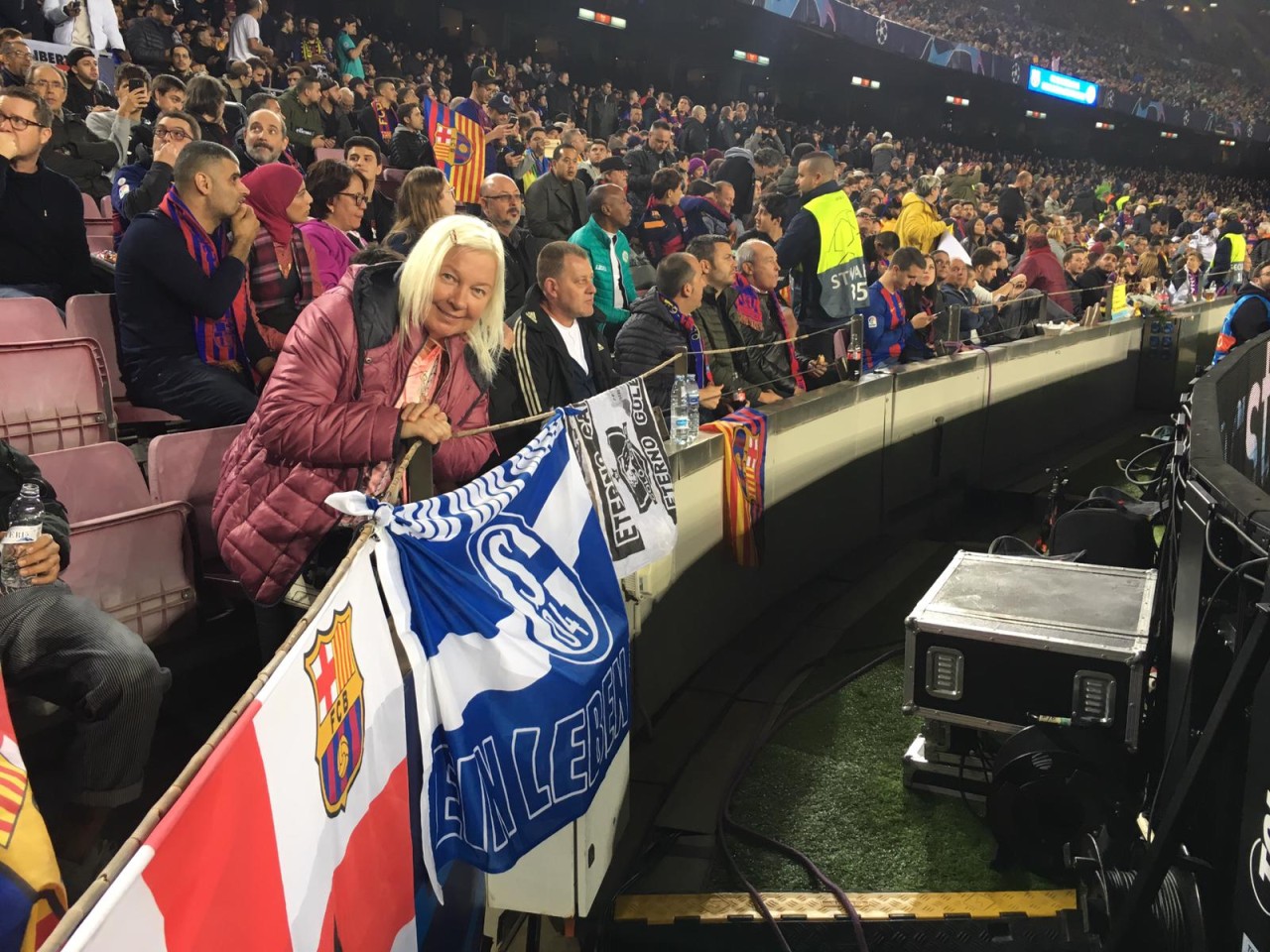 Patricia aus Marl hießte im Camp Nou die Schalke-Fahne.