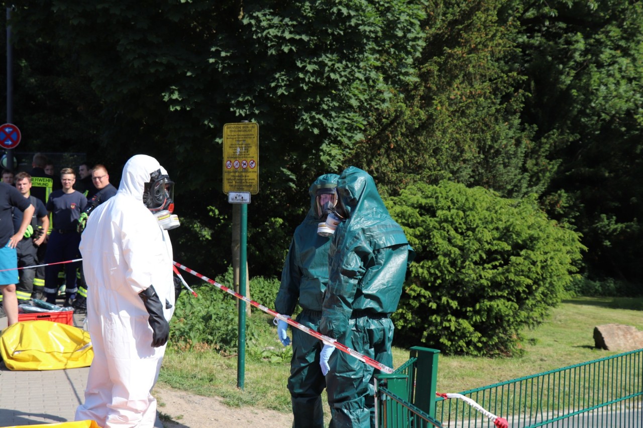 In speziellen Schutzanzügen untersuchten die Chemie-Experten den Spielplatz.