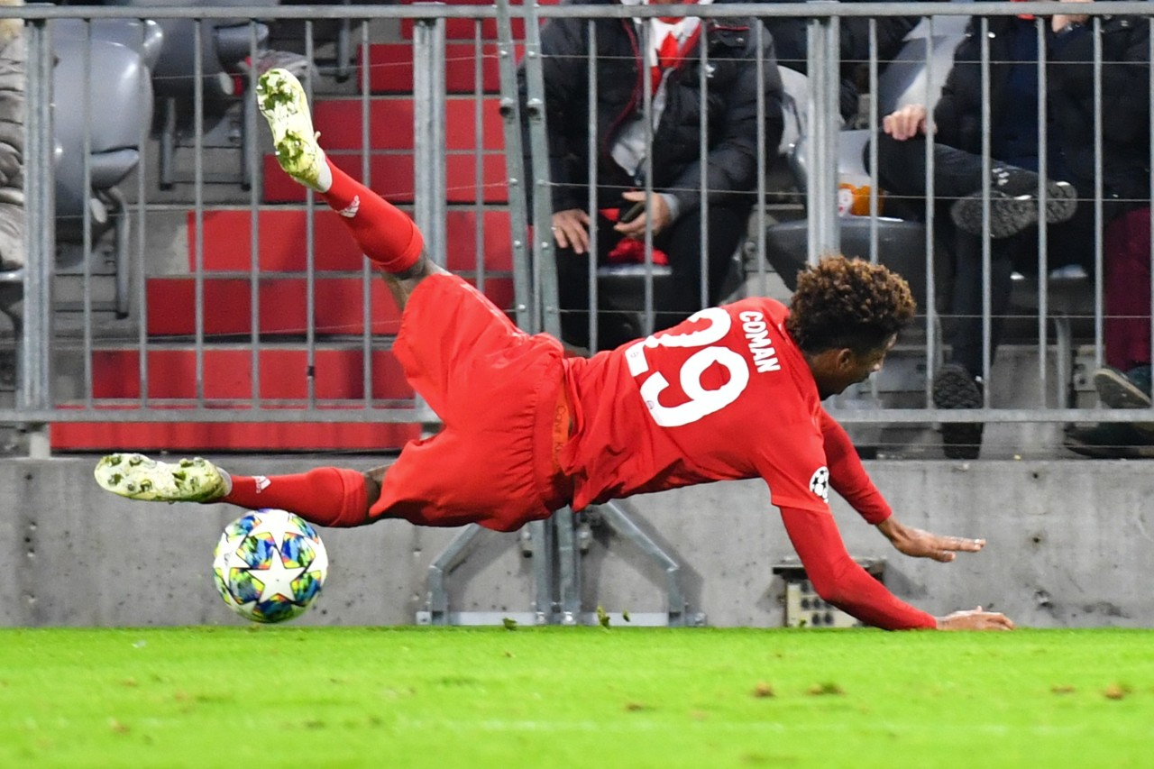 Kingsley Coman rannte alleine dem Ball hinterher und knickte dabei böse um.