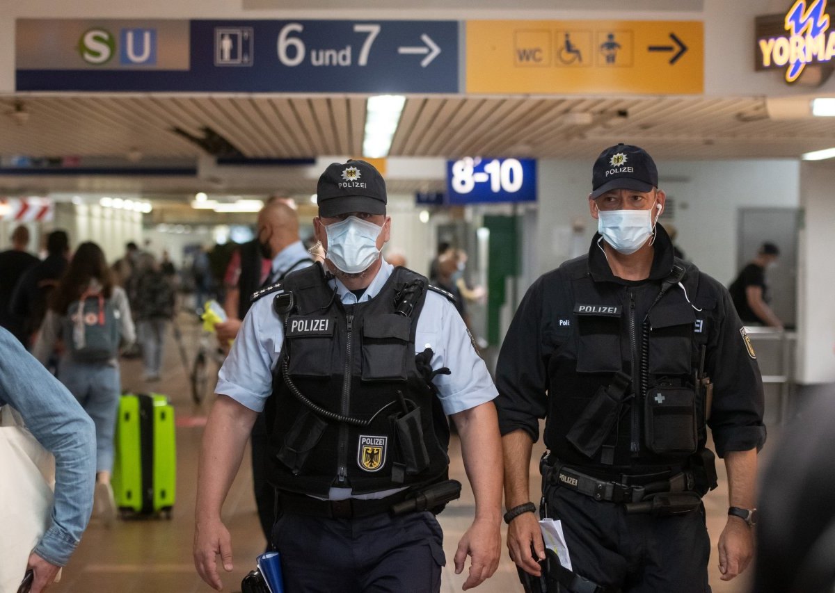 dortmund hauptbahnhof polizisten.jpg