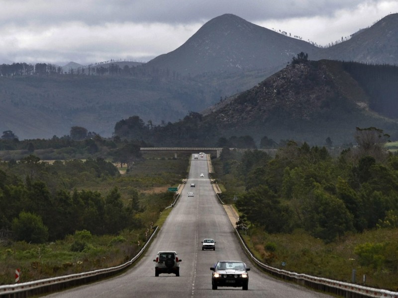 In Anlehnung an den Garten Eden kam die Garden Route zu ihrem Namen. Dem Aha-Erlebnis früherer Tage lässt sich heute auf der Nationalstraße 2 nachspüren, die von Kapstadt aus 770 Kilometer bis nach Port Elizabeth führt.