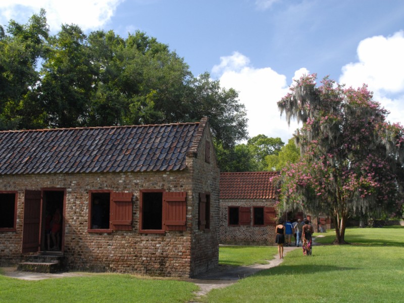 Wenige Meter von der Prachtallee entfernt: In diesen Hütten lebten einst die Sklaven von Boone Hall Plantation.