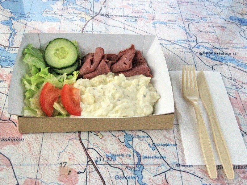 Seilbahnlunch: In den Gondeln wird auf Wunsch Rentierbraten mit Kartoffelsalat in Pappschalen serviert.