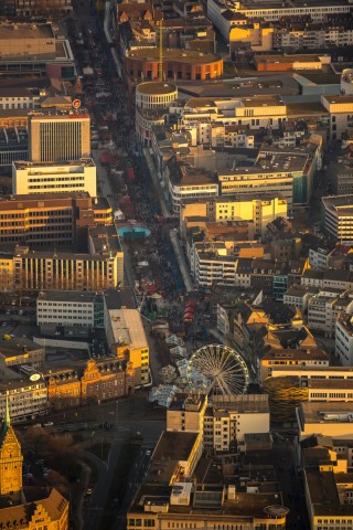 Der Weihnachtsmarkt in der Wintersonne.