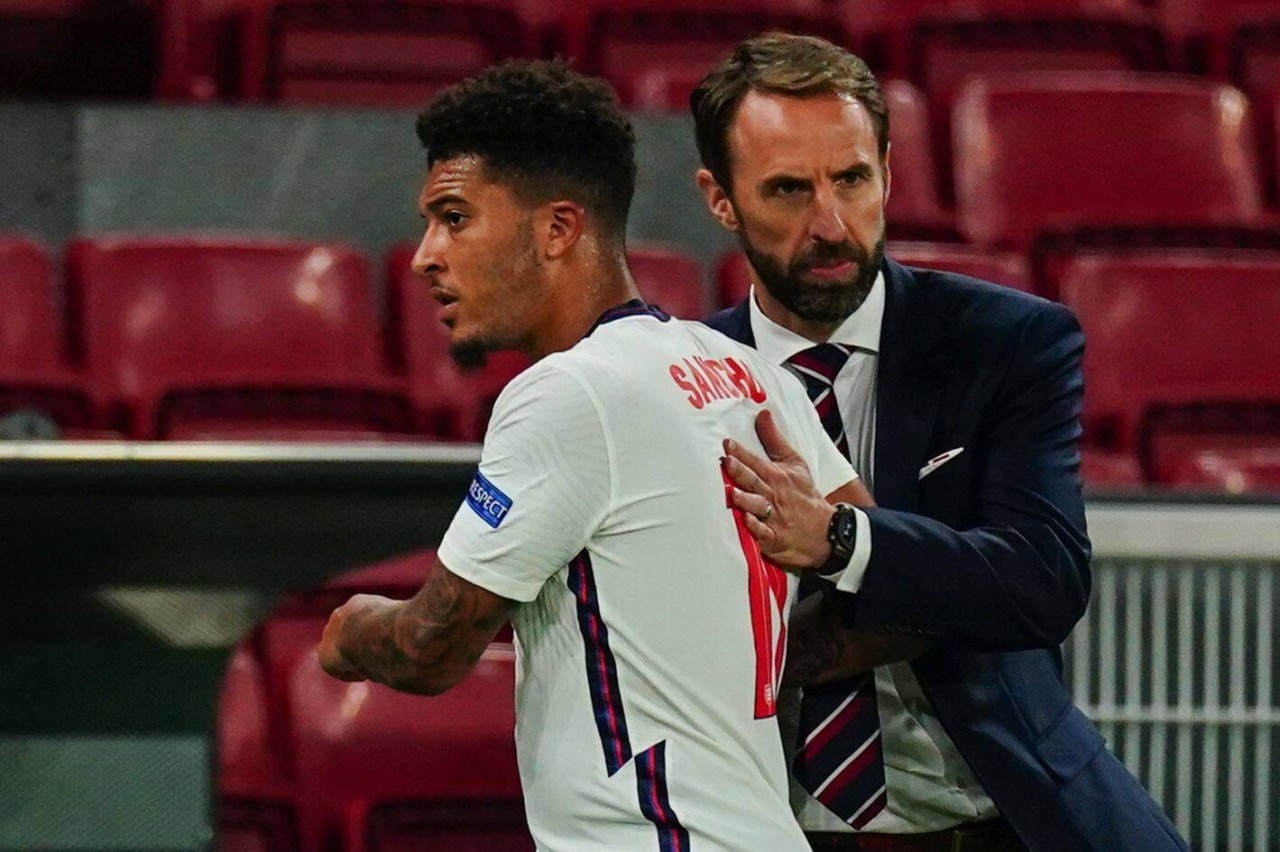 EM 2021: Auch bei England - Schottland ohne Einsatz – hat Gareth Southgate (r.) ein Problem mit Jadon Sancho (l.)?