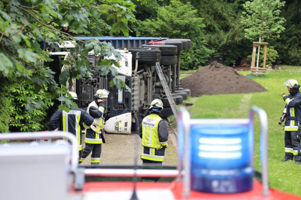 essen-sattelschlepper-umgekippt-friedhof.jpg