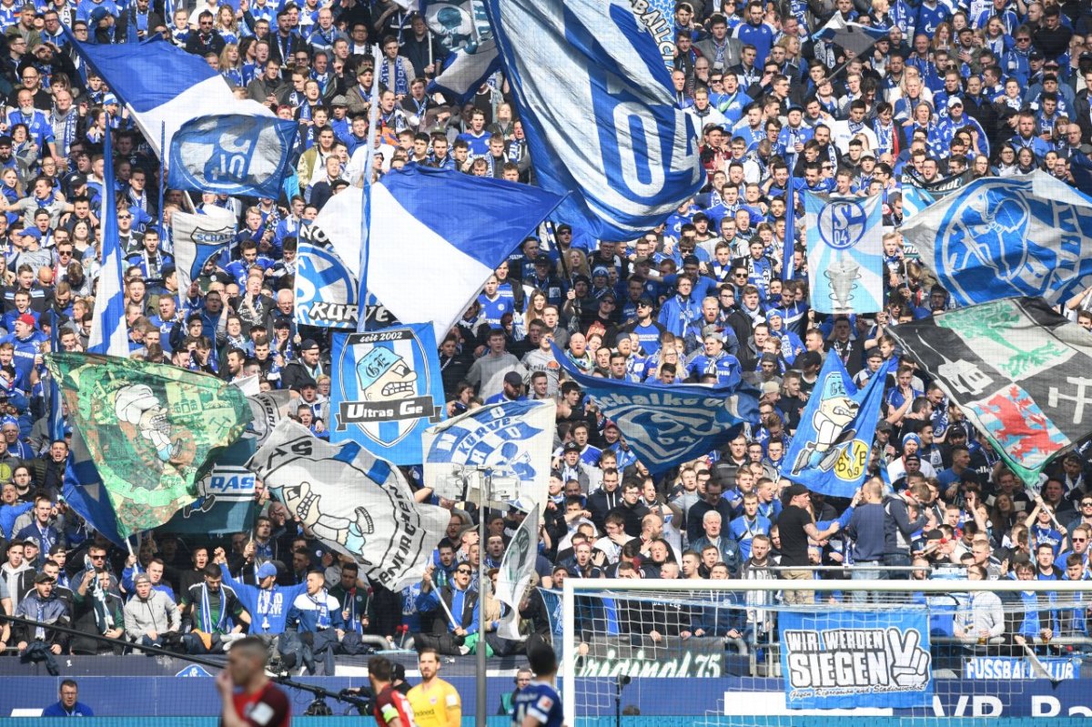 fc-schalke-04-ultras-fans-handy