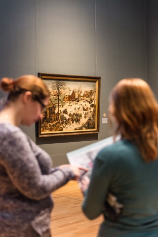  Schneebild: Besucherinnen vor dem Bruegel-Gemälde "Volkszählung zu Bethlehem" in den Königlichen Museen der Schönen Künste von Belgien (KMSKB).