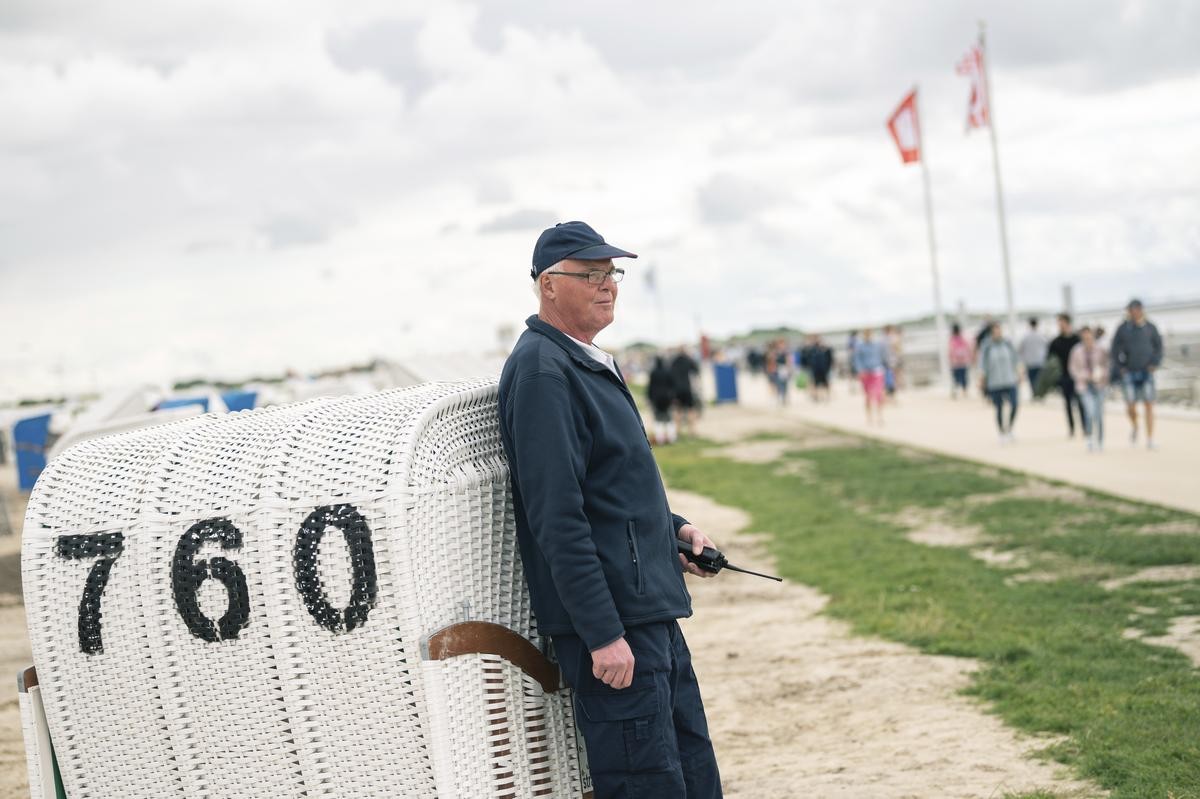 Georg Ulrichs, Sicherheitskraft der WSB-Sicherheitsdienst GmbH, steht während seines Kontrollrundgangs am Badestrand von Norddeich. Georg Ulrichs schaut, dass sich alle an die Regeln halten. 