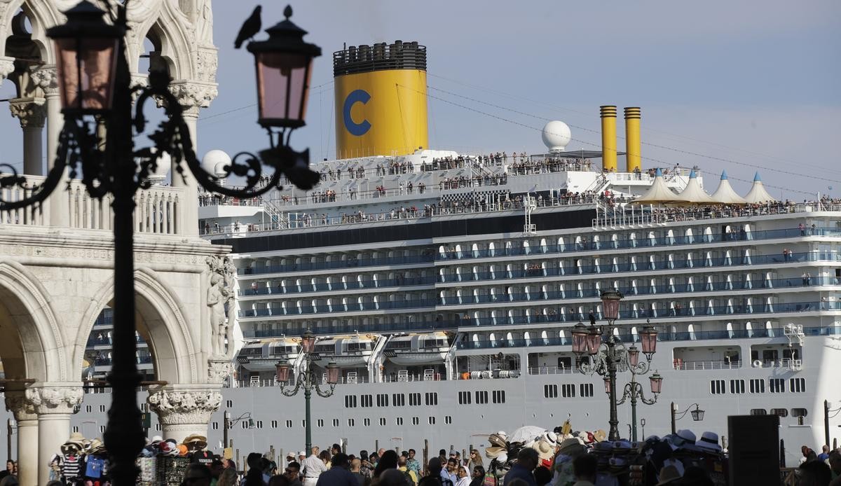 Das Kreuzfahrtschiff «Costa Deliziosa» fährt am Markusplatz vorbei, auf dem zahlreiche Touristen unterwegs sind. Venedig will Kreuzfahrtschiffe nicht mehr so nahe an seinen historischen Stätten wie den Markusplatz ankern lassen. 