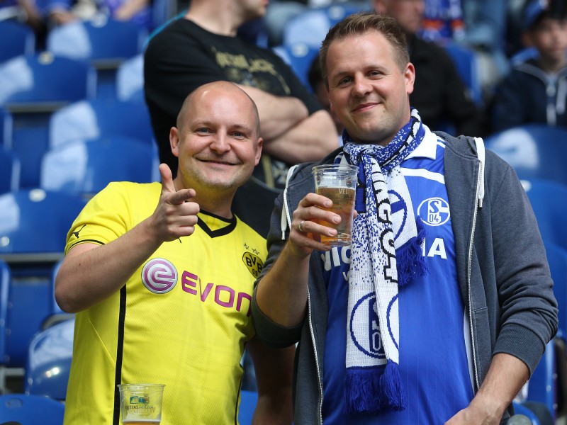 Grundsätzlich bleibt es vor dem Derby zwischen S04- und BVB-Fans weitgehend friedlich.