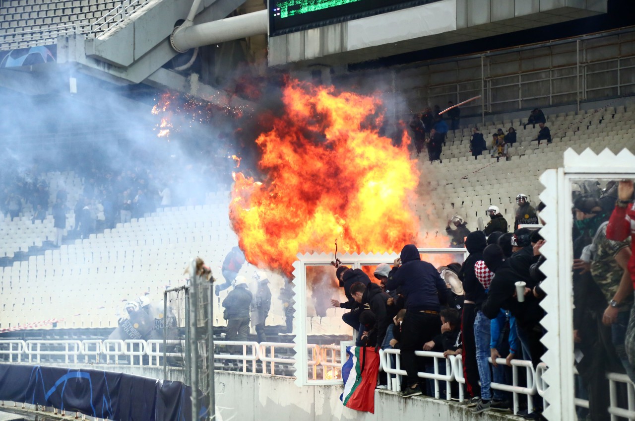 Direkt vor dem Gästeblock explodierte ein Molotow-Cocktail. 