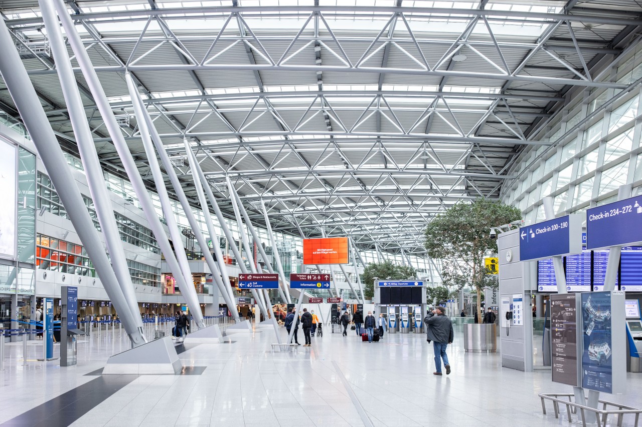 Flughafen Düsseldorf: Ein Mann ist sauer über die Zustände am Airport. (Symbolbild)