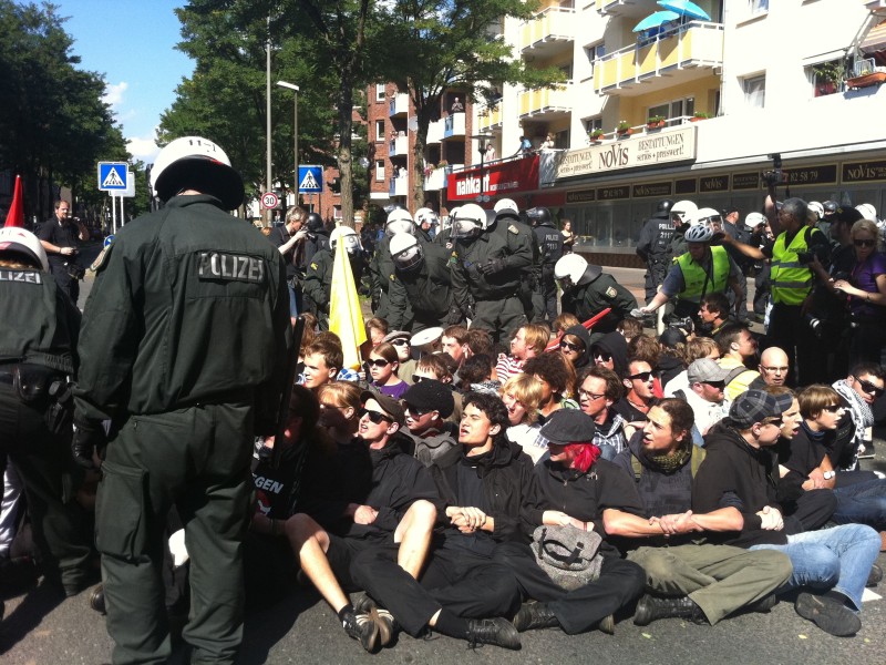 ...und sträubten sich gegen den Eingriff der Polizei...