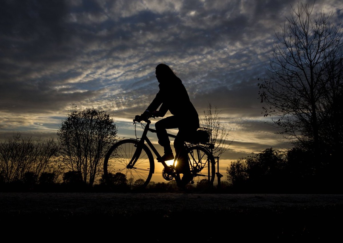 frau-fahrrad-dunkel-symbol.jpg