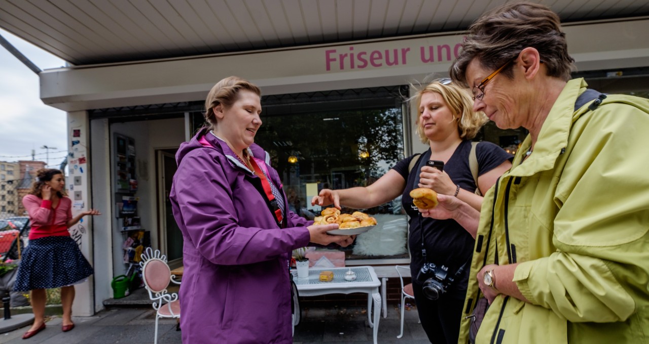 Das Café Glück bietet immer frische Speisen. Hier kannst du auch draußen sitzen.