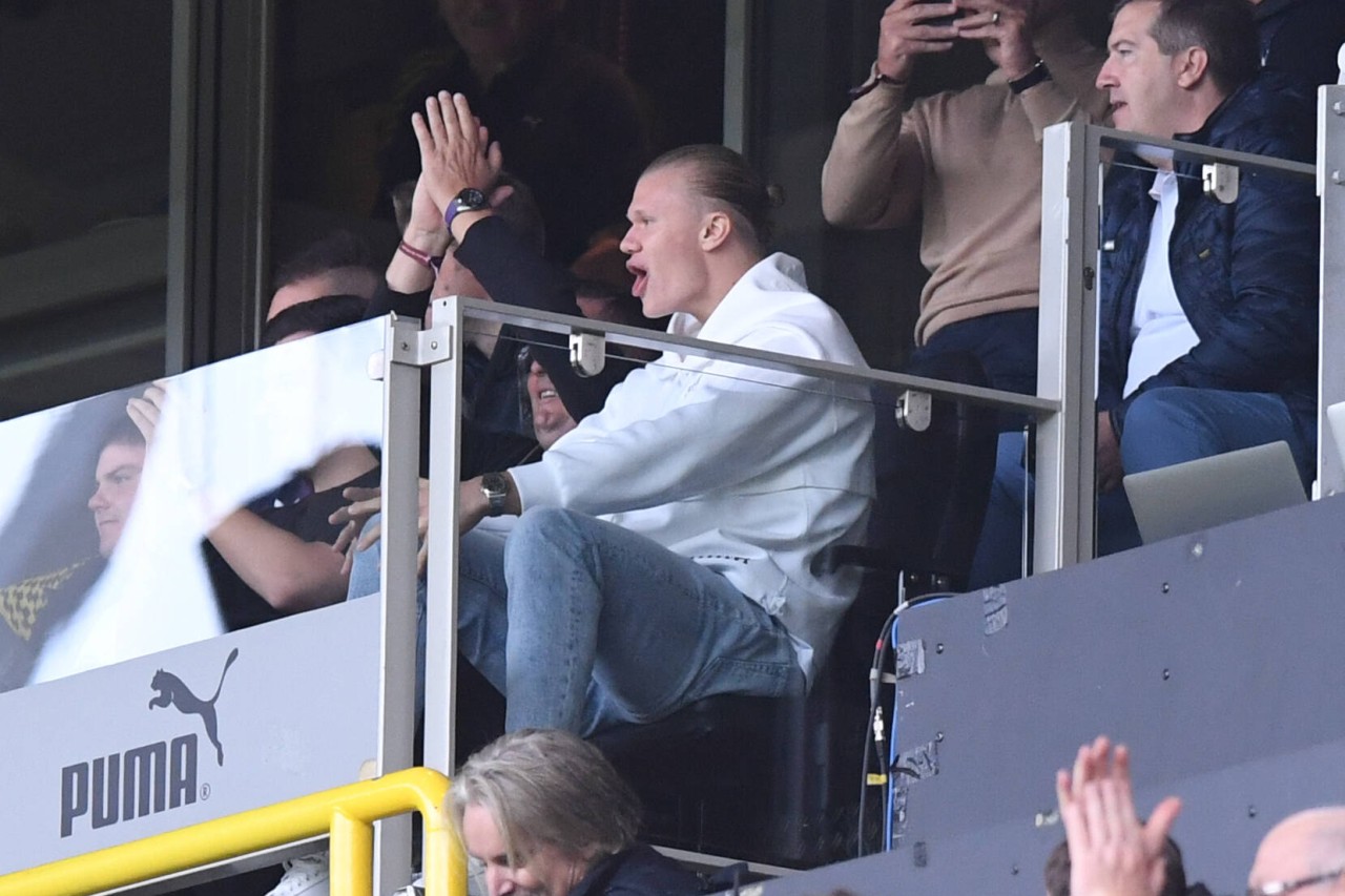 Den BVB-Sieg gegen Augsburg bejubelte Erling Haaland noch auf der Tribüne. Danach ging es in den Flieger.