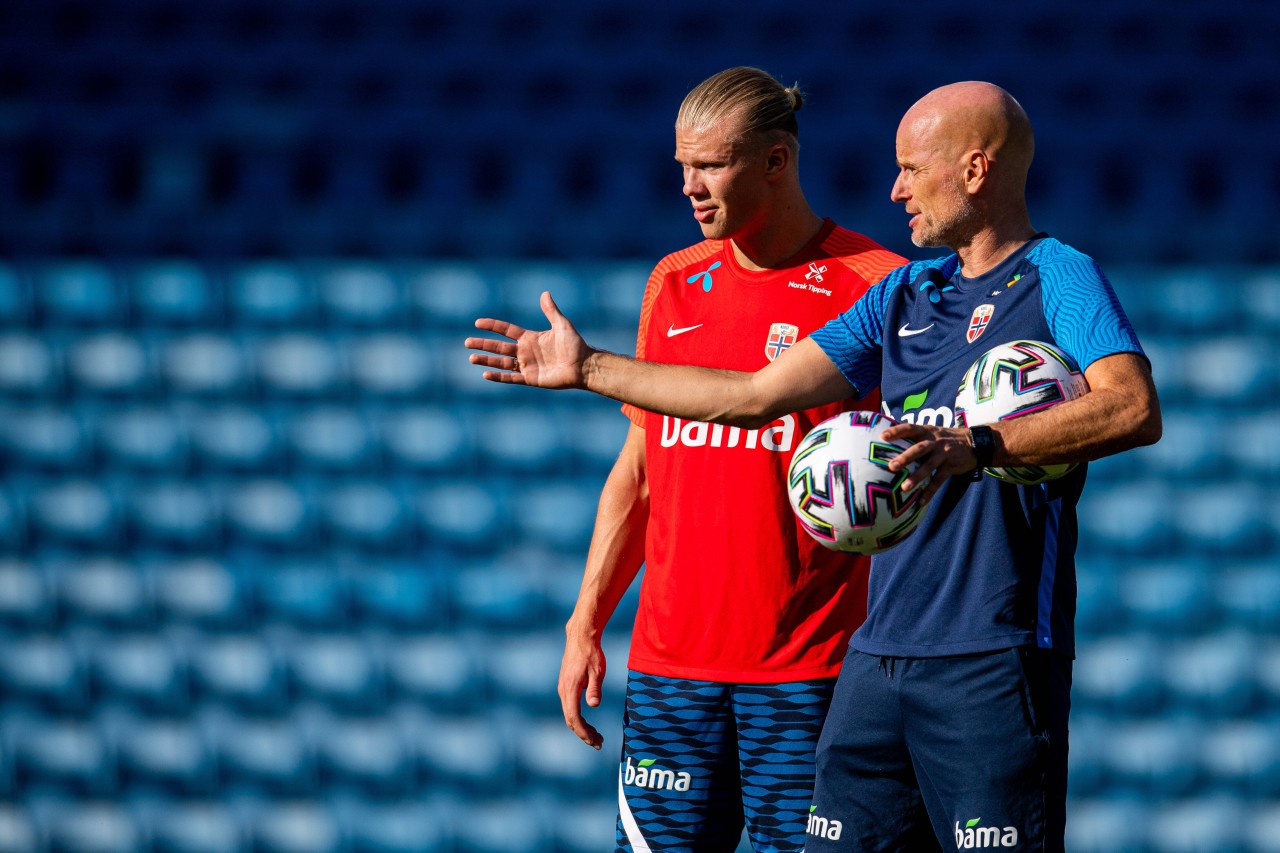 Erling Haaland bekam sogar Kritik von Norwegens Nationaltrainer Stale Solbakken (r.).