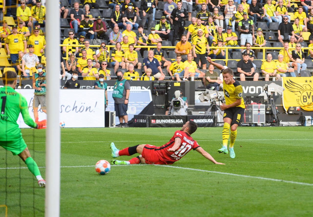 Mit diesem satten Schuss traf Thorgan Hazard gegen Frankfurt zum 2:1.