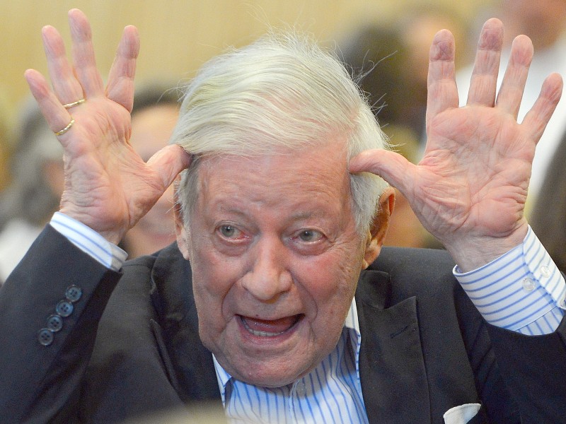 So ausgelassen sah man Helmut Schmidt nur selten. Das Foto zeigt ihn bei einem Besuch der nach seiner Ehefrau benannten Loki-Schmidt-Schule in Hamburg, wo er mit Kindern herumalberte. 