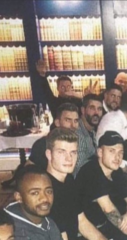 Wayne Hennessey soll hier den Hitlergruß gezeigt haben, meinen viele Fans.