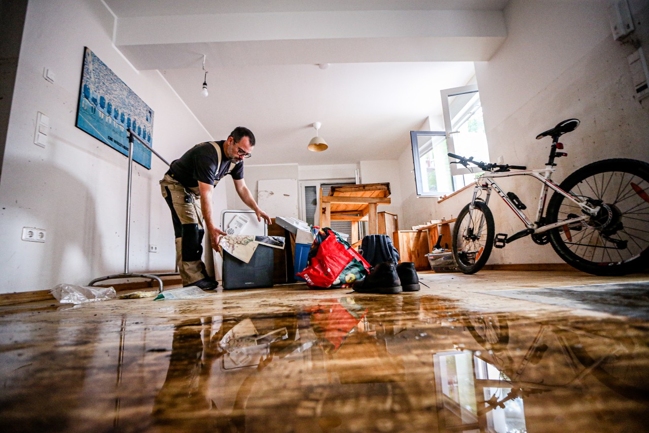 Hochwasser in NRW: Die Feuchtigkeit muss unbedingt aus dem Haus entfernt werden. (Symbolbild)