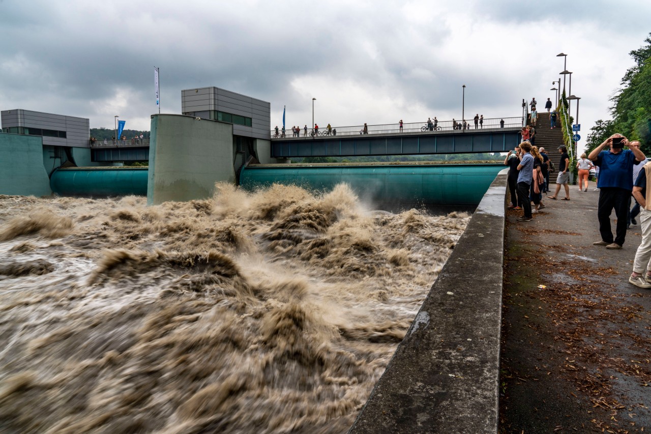 Wetter in NRW: Die Wehre am Baldeneysee in Essen drohen auch überzulaufen.