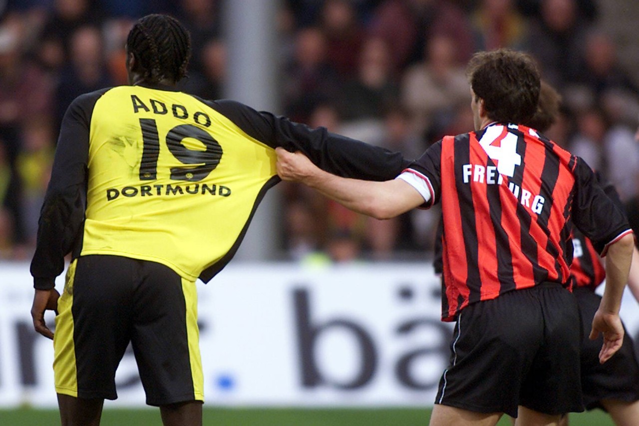 Otto Addo (l) im BVB-Trikot hier im Zweikampf mit Andreas Zeyer.