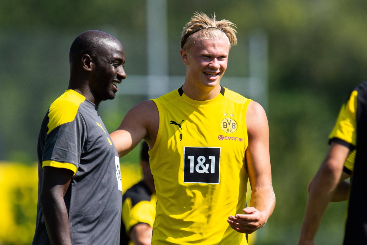 Otto Addo (l.) im BVB-Trainingslager mit Erling Haaland.