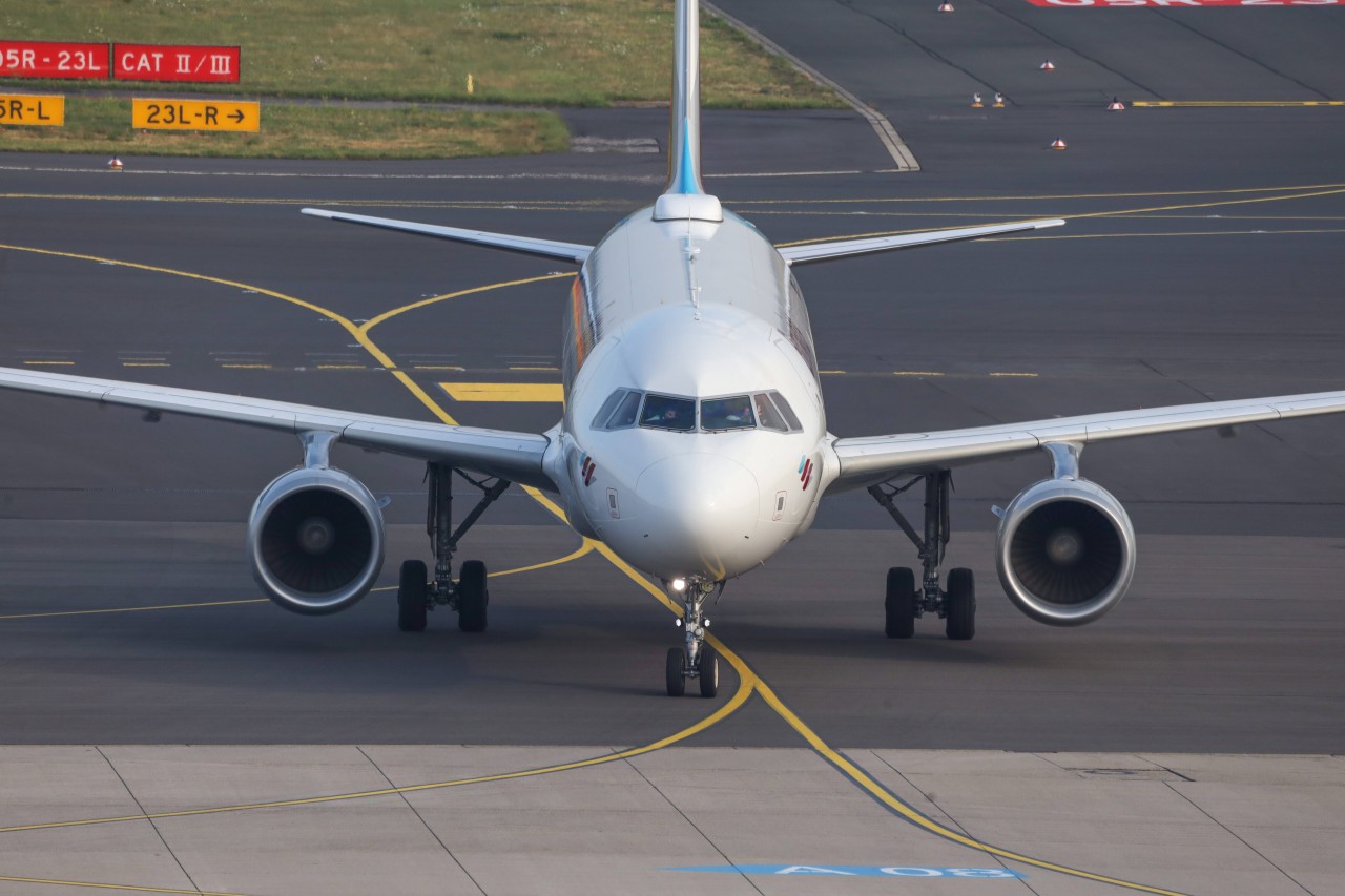 Am Flughafen werden Beamte der Bundespolizei auf einen Reisenden aufmerksam. (Symbolbild)