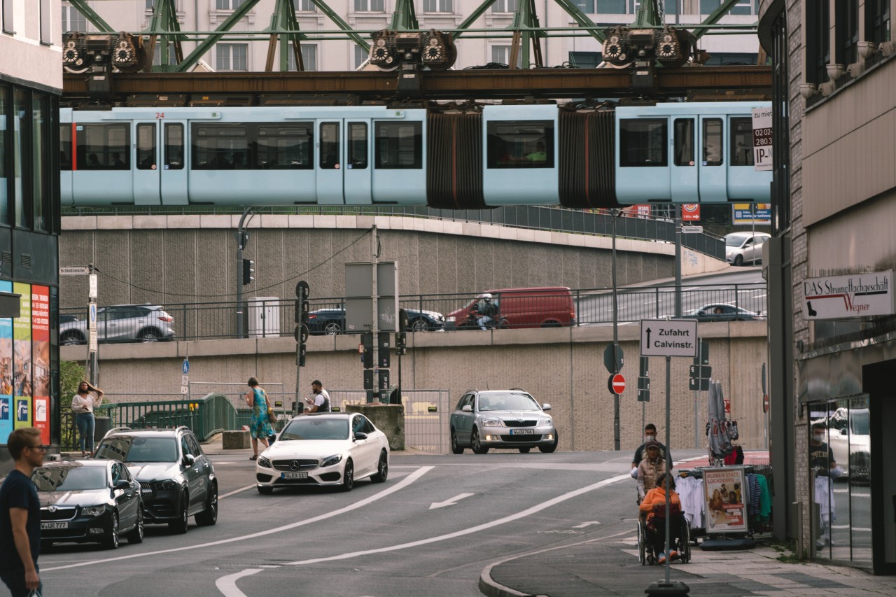 Die Wuppertaler Schwebebahn wird mit Nervengift besprüht! (Symbolbild)