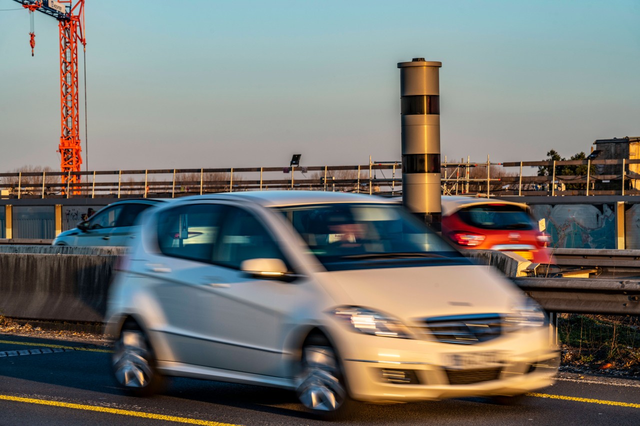 Chaosfahrt auf der A1 in Dortmund: Nach einem heftigen Unfall fährt ein Fahrer einfach weiter. (Symbolbild)