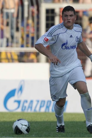 Kyriakos Papadopoulos: Beim 1:1 verlor der als „Fels von Athen“ angekündigte Innenverteidiger den entscheidenden Zweikampf gegen Torschütze Ibisevic (64.). Vorher im Zweikampf kaum zu schlagen, kompromisslos...