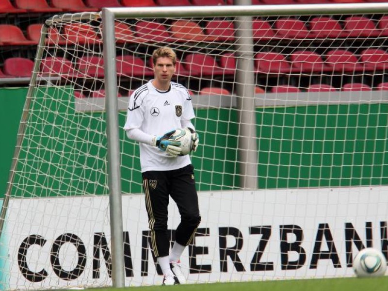 Er wackelt noch: Ron-Robert Zieler verkörpert das, was sich Bundestrainer Joachim Löw und Torwarttrainer Andreas Köpke unter einem modernen Torwartspiel vorstellen. Daher hat er wohl gegenüber Weidenfeller und Co. die Nase vorn. 