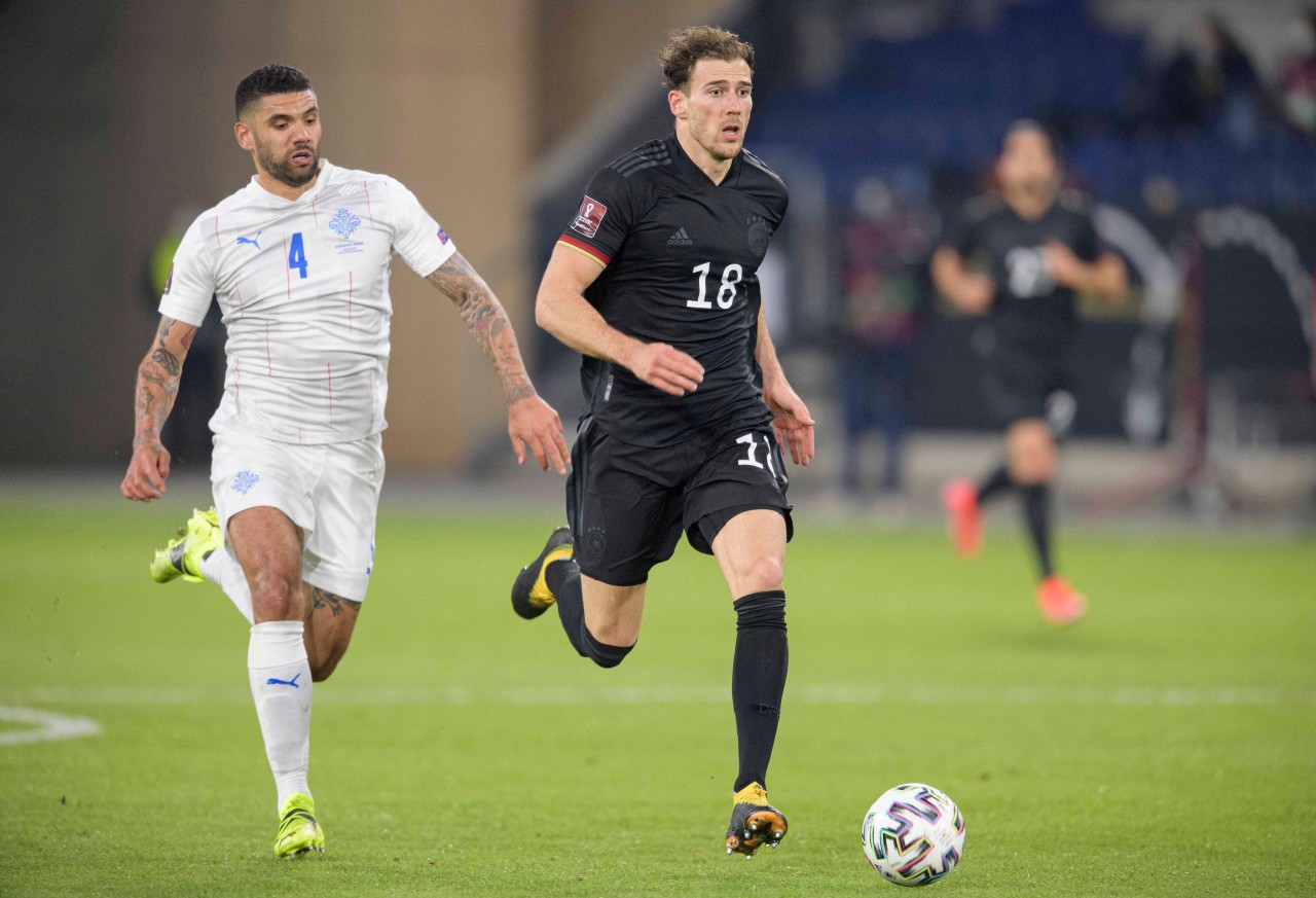 Ein Ex-Schalker und ein künftiger Schalker? Victor Palsson im Duell mit Leon Goretzka beim WM-Quali-Spiel zwischen Deutschland und Island.