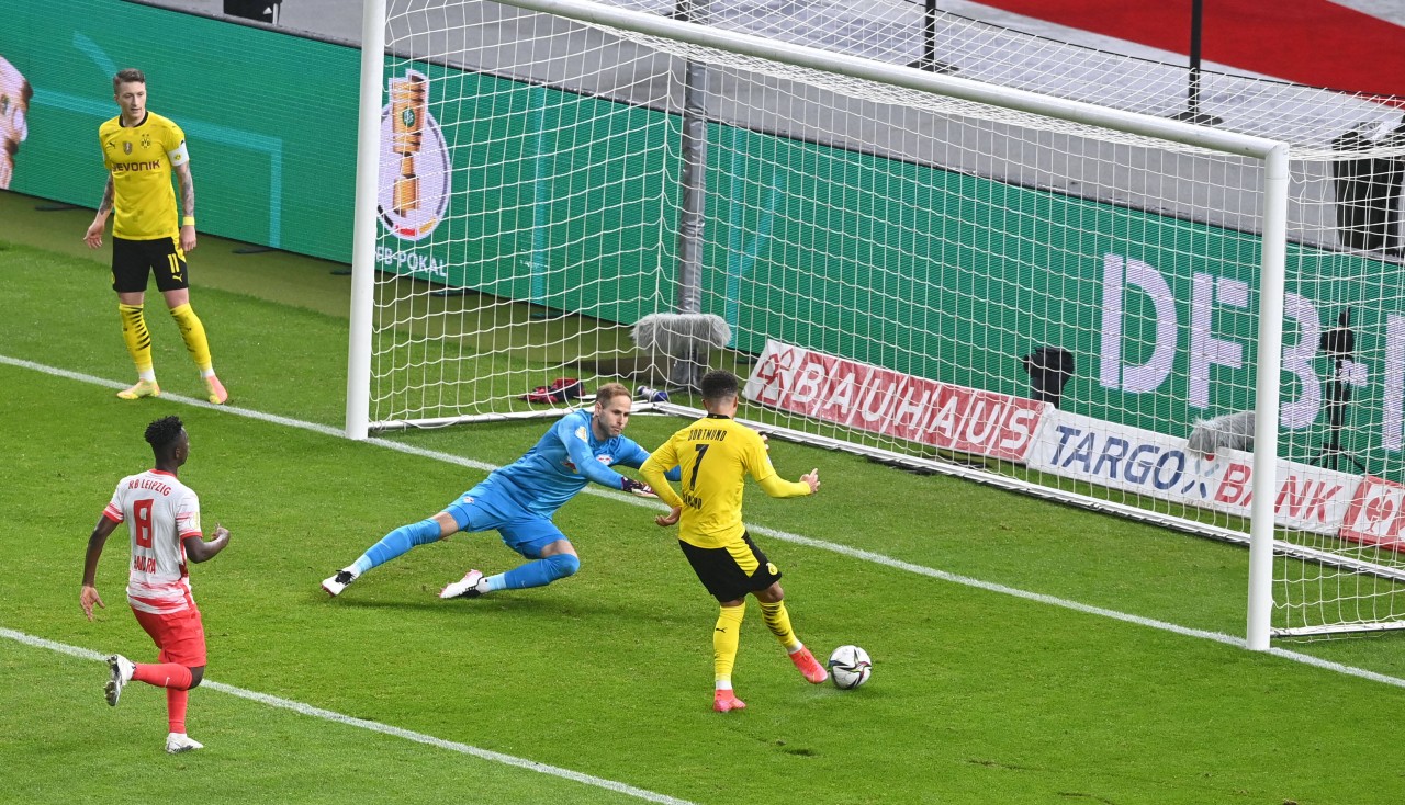 Hier macht er es besser, als in Minute 84. Jadon Sancho erzielt das Tor zum 0:3 gegen Torhüter Peter Gulacsi. 