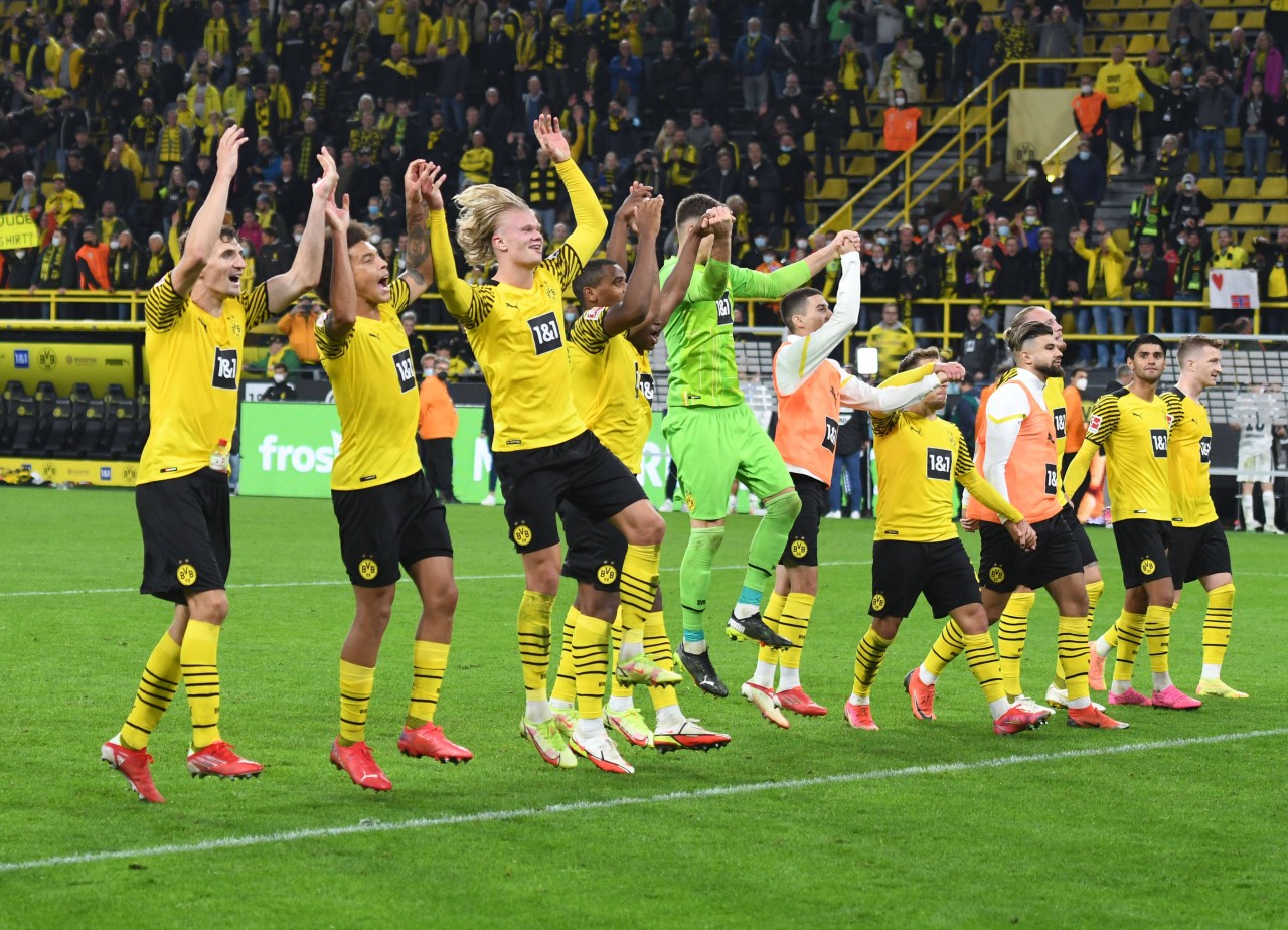 Ausgelassen feierten die BVB-Spieler ihren Sieg gegen Hoffenheim mit den Fans.