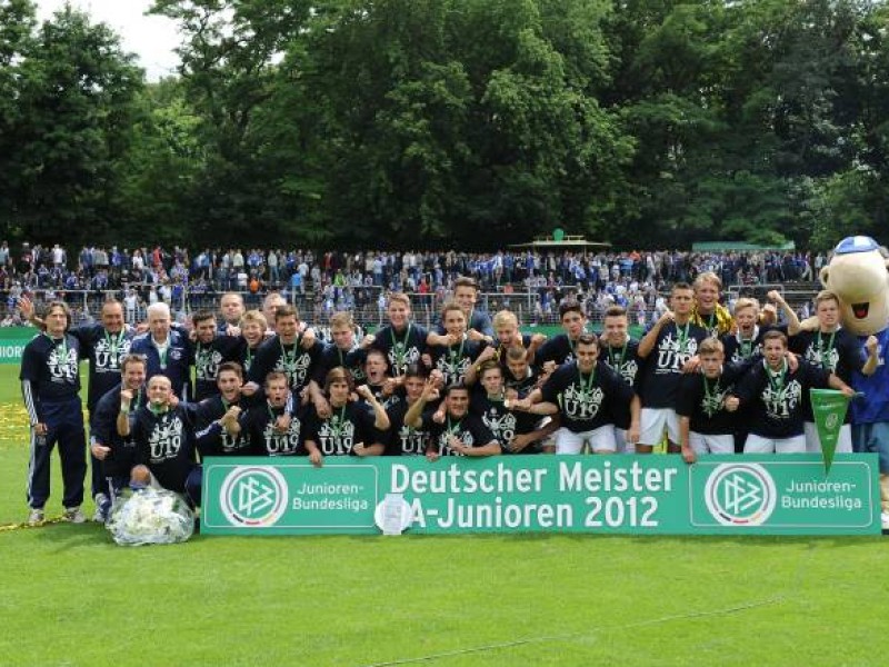 Das Team von Trainer Norbert Elgert besiegte im Finale den FC Bayern München mit 2:1. Die Bayern waren in der 59. Minute in Führung gegangen, doch dann drehten die Schalker durch die Tore von René Klingenburg und Philipp Hofmann das Spiel. Die A-Junioren des FC Schalke feierten damit den Meistertitel 2012. 