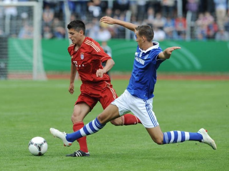 Das Team von Trainer Norbert Elgert besiegte im Finale den FC Bayern München mit 2:1. Die Bayern waren in der 59. Minute in Führung gegangen, doch dann drehten die Schalker durch die Tore von René Klingenburg und Philipp Hofmann das Spiel. Die A-Junioren des FC Schalke feierten damit den Meistertitel 2012. 