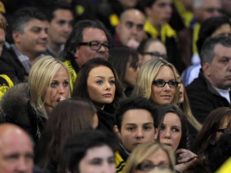 Die Spielerfrauen von Borussia Dortmund. mitte: Ehefrau von Trainer Jürgen Klopp, Ulla Klopp (mitte) fiebert auf der Tribüne mit.