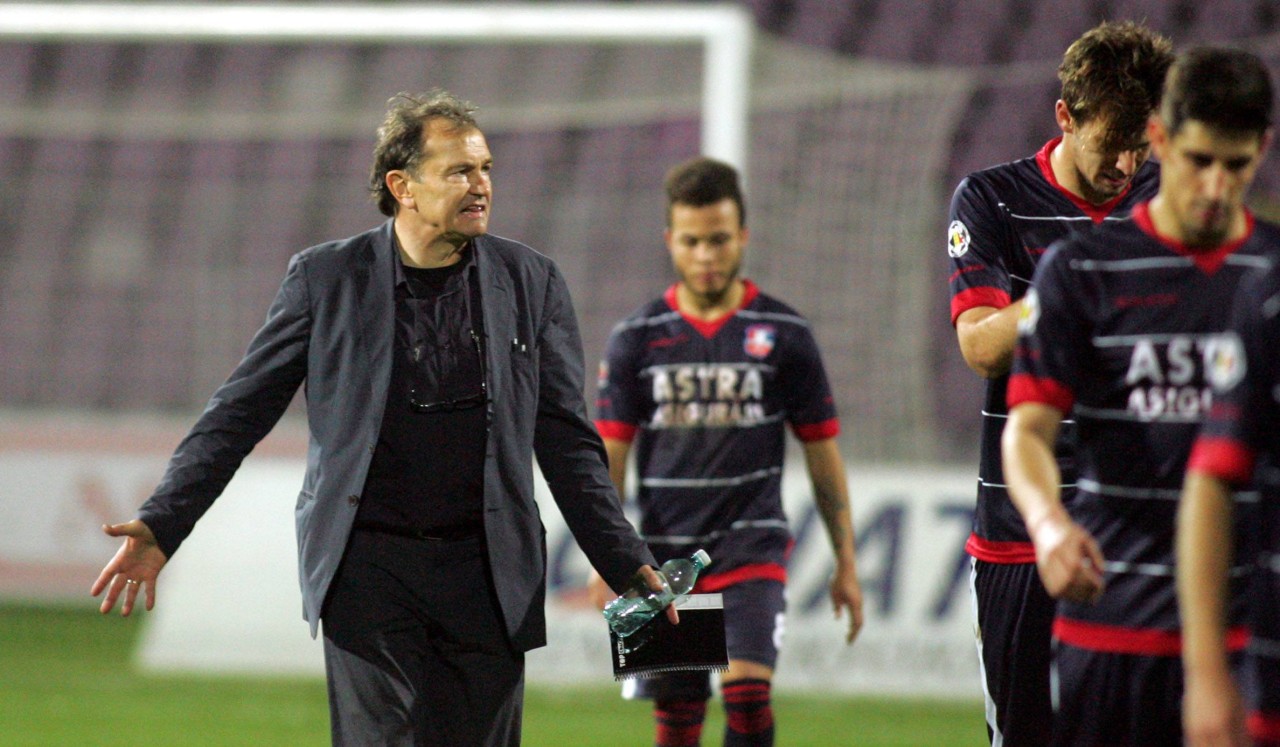 Ewald Lienen mit den Spielern von Oțelul Galați.