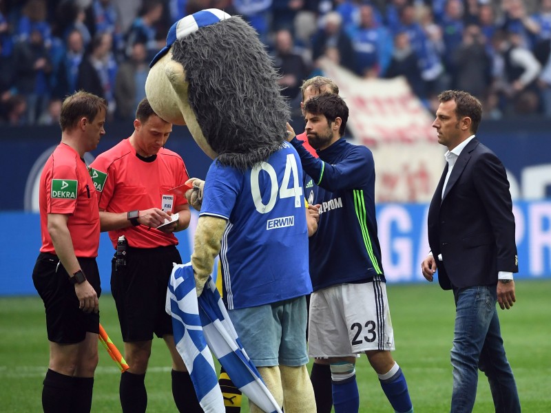 Felix Zwayer konnte über die Aktion gar nicht lachen. Er notierte die Aktion auf seinem Zettel. Einen Sonderbericht soll es aber laut S04-Angaben nicht geben.