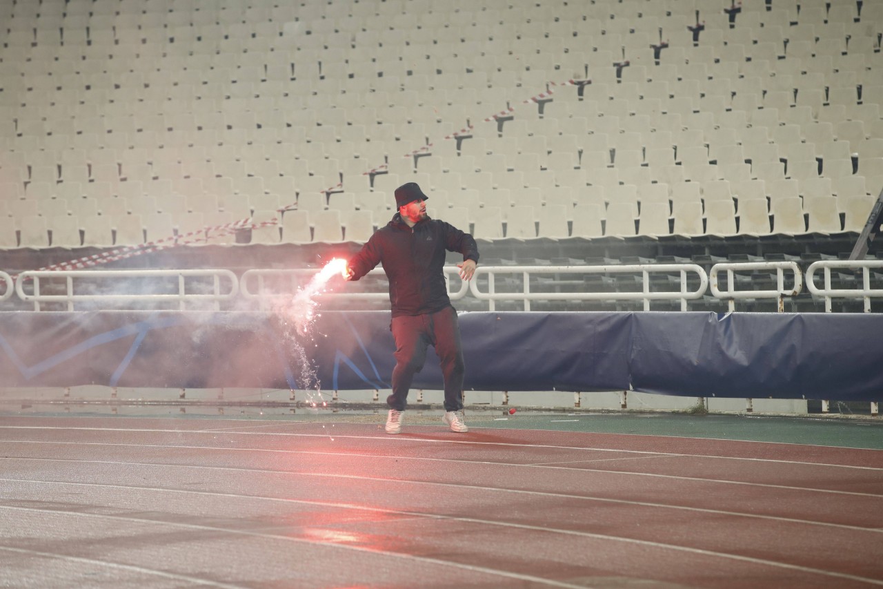 Ein AEK-Hooligan warf eine Leuchtrakete in den Gästeblock. 